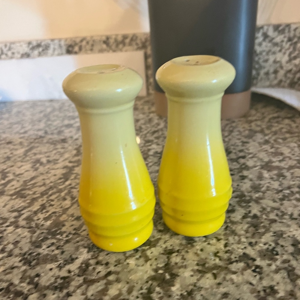 Sold🛑Le Creuset Salt and Pepper Shakers